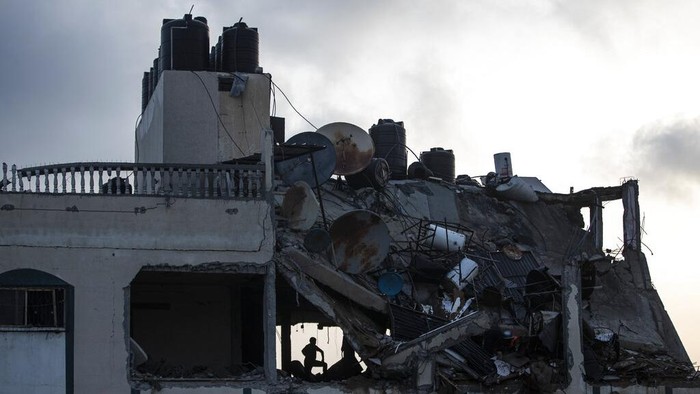 Israel melancarkan gempuran udara ke wilayah Gaza untuk respons ratusan roket yang ditembakkan Hamas. Serangan udara itu porak porandakan bangunan di Kota Gaza.