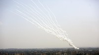 Diketahui bahwa Hamas yang menguasai Gaza memberikan peringatan kepada Israel pada Senin (10/5) waktu setempat, untuk menarik seluruh tentara dan polisinya dari kompleks Masjid Al-Aqsa dan distrik Sheikh Jarrah di Yerusalem yang menjadi lokasi sengketa tanah antara warga Palestina dan pemukim Yahudi. AP Photo/Hatem Moussa.
