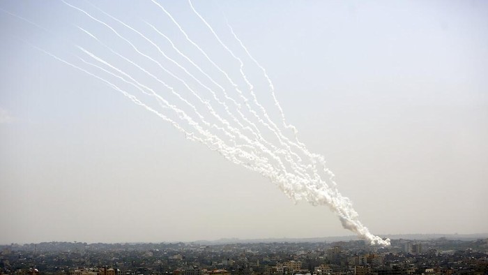 Israel melancarkan gempuran udara ke wilayah Gaza untuk respons ratusan roket yang ditembakkan Hamas. Serangan udara itu porak porandakan bangunan di Kota Gaza.