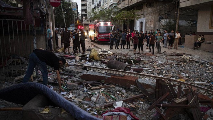 Kota Gaza Porak Poranda Usai Digempur Serangan Udara Israel Israel melancarkan gempuran udara ke wilayah Gaza untuk respons ratusan roket yang ditembakkan Hamas. Serangan udara itu porak porandakan bangunan di Kota Gaza.