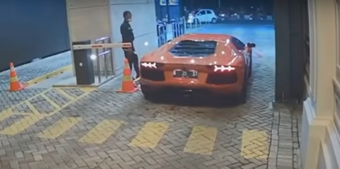 Lamborghini Aventador geber knalpot di komplek