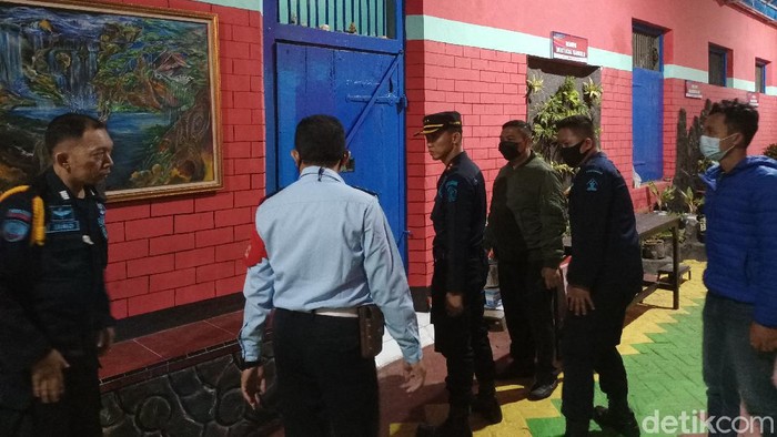Pengedar pil koplo di Sidoarjo diringkus dan mencatut seorang napi di Lapas Probolinggo. Maka dari itu, petugas lapas bersama satreskoba setempat merazia lapas tersebut.