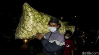 Dalam satu plastik besar berisi 1.500 kulit ketupat dijual dengan harga 750 ribu rupiah.