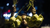 Di tingkat pengecer, kulit ketupat dijual Rp 5 ribu per ikat dengan isi 10 cangkang.
