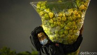 Warga membawa kulit ketupat yang akan dijual lagi.