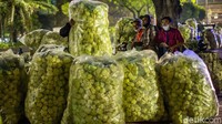 Pedagang menjajakan kulit ketupat di jalan Daan Mogot, Cengkareng, Jakarta, Senin (10/5/2021) malam.