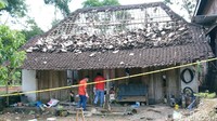 Sementara itu kondisi bangunan rumah kosong yang digunakan untuk meracik petasan banyak mengalami keruskan, sebagian besar genting rontok dan banyak ditemukan serpihan kertas petasan.