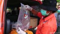 Dari lokasi kejadian, polisi mengamankan 14 kantong barang bukti, berupa petasan aktif, bubuk bahan peledak, selongsong petasan dan serta barang bukti lain.