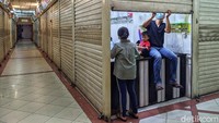 Sejumlah pedagang pun tampak bersiap menutup toko mereka sebelum Pasar Tanah Abang ditutup untuk sementara, Selasa (11/5/2021).
