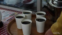 Ngopi sambil menikmati keindahan Danau Linow pas banget
