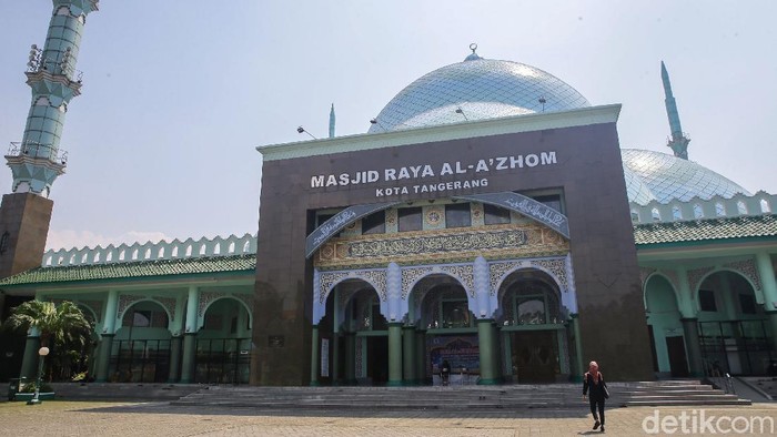 Tampak dari kejauhan bangunan Masjid Al A'Zhom yang terletak di kompleks pemerintahan Kota Tangerang, Banten, Selasa (11/5/2021).