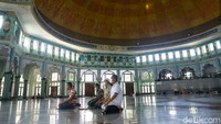 Masjid yang diperkirakan menampung 15.000 jamaah ini memliki luas bangunan yang begitu luas, yaitu, 5.775 meter persegi.   