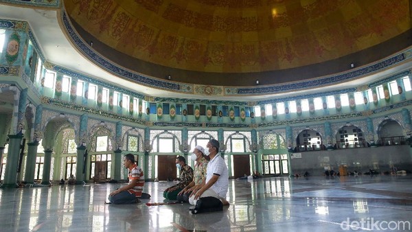 Masjid yang diperkirakan menampung 15.000 jamaah ini memliki luas bangunan yang begitu luas, yaitu, 5.775 meter persegi. Masjid yang diperkirakan menampung 15.000 jamaah ini memliki luas bangunan yang begitu luas, yaitu, 5.775 meter persegi.