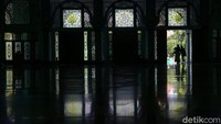 Berlokasi di Kompleks Pemerintahan Kota Tangerang, Banten, kawasan Masjid Al Azhom saat bulan puasa selalu dipenuhi warga untuk ngabuburit.  