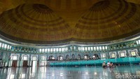 Masjid seluas 5.775 meter persegi tersebut memiliki keunikan dengan kubah bertumpuk lima dengan diameter 63 meter, sehingga kabarnya menjadi masjid dengan kubah tanpa penyangga terbesar di dunia.  