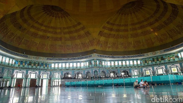 Masjid seluas 5.775 meter persegi tersebut memiliki keunikan dengan kubah bertumpuk lima dengan diameter 63 meter, sehingga kabarnya menjadi masjid dengan kubah tanpa penyangga terbesar di dunia. Masjid seluas 5.775 meter persegi tersebut memiliki keunikan dengan kubah bertumpuk lima dengan diameter 63 meter, sehingga kabarnya menjadi masjid dengan kubah tanpa penyangga terbesar di dunia.
