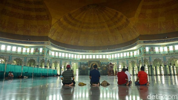 Kelima kubah yang bermakna lima rukun Islam dan kewajiban shalat lima waktu tersebut diletakkan tanpa tiang penyangga. Kelima kubah yang bermakna lima rukun Islam dan kewajiban shalat lima waktu tersebut diletakkan tanpa tiang penyangga.