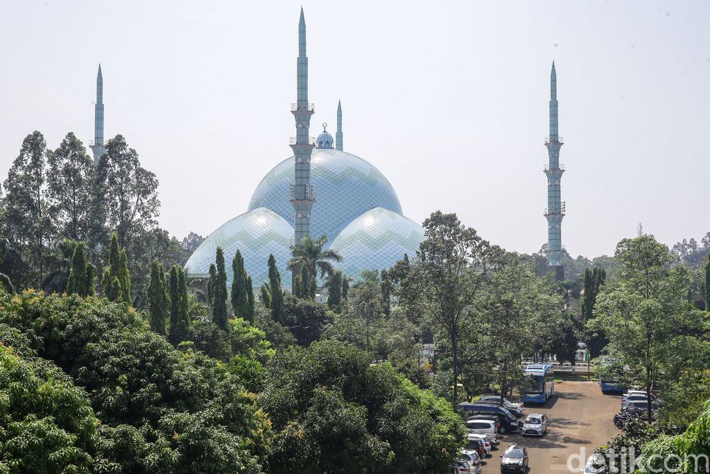 Tampak dari kejauhan bangunan Masjid Al A'Zhom yang terletak di kompleks pemerintahan Kota Tangerang, Banten, Selasa (11/5/2021).