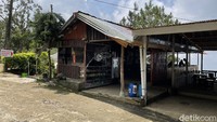 Mawar Camp - Gunung Ungaran Semarang beralamat di Jalan Goa Jepang, No KM.5, Kluwihan, Sidomukti, Kecamatan Bandungan, Semarang, Jawa Tengah. Di masa pandemi, destinasi ini sudah mengantisipasi dengan membuat keran cuci tangan di area gerbang masuk.