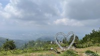 Saat ini, pengelola Mawar Camp - Gunung Ungaran Semarang sudah memberikan variasi wisata lain. Ada 10 aktivitas utama di sana, mulai dari kemping, pendakian, wisata alam, sunrise, night view, edukasi, jungle trekking, hill walking, hiking, petualangan.