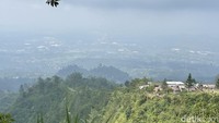 Mawar Camp - Gunung Ungaran Semarang memiliki beberapa aktivitas baru yang dijamin memberikan variasi lebih bagi para traveler. Kemarin, di sini hanya menyediakan tenda dan bermalam di dalam area kemping.