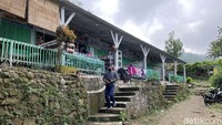 Perubahan pertama yang kami lihat adalah deretan warung makan di Mawar Camp - Gunung Ungaran Semarang. Lokasinya dipindah dari ujung menuju jalan pendakian dan kini lebih dekat dengan gerbang pendakian.