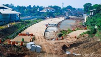 Jalan tol di ruas Pamulang-Cinere belum sepenuhnya dicor atau tersambung. Masih ada tanah yang bergelombang di salah satu jalurnya.  