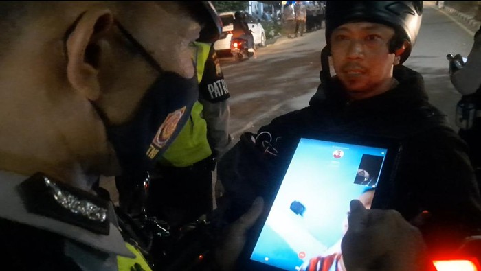 Momen polisi cek alasan pemudik lewat video call ibunya (Yogi-detikcom)