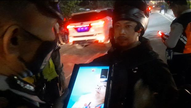 Momen polisi cek alasan pemudik lewat video call ibunya (Yogi-detikcom)