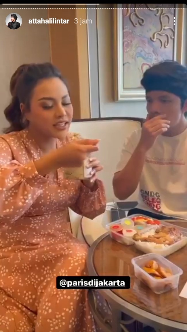 Terakhir ada Aurel Hermansyah. Salah satu dress yang dikenakan oleh Aurel saat honeymoon ke Bali bersama suaminya itu ternyata dibanderol dengan harga sekitar Rp 170 ribu. Foto: Instagram/@outfit_aureliehermansyah