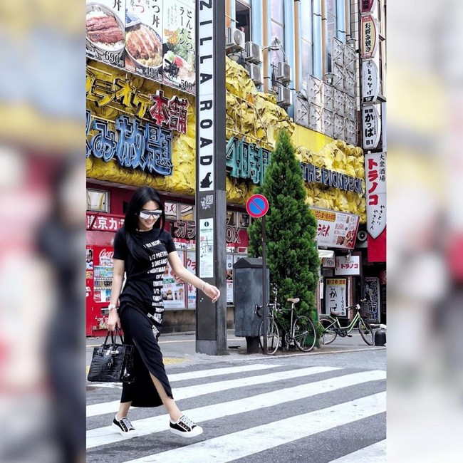 Selanjutnya ada Syahrini. Biasa mengenakan barang-barang berharga jutaan, kali ini istri dari Reino Barack itu terlihat mengenakan dress hitam keluaran Zara yang harganya diperkirakan hanya Rp 150 ribu. Foto: Instagram/@princessyahrini