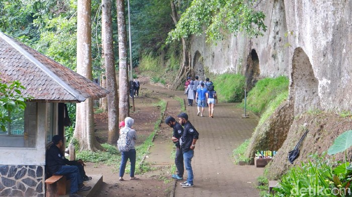 Objek wisata Taman Ir Djuanda Bandung tutup di hari H perayaan lebaran Idul Fitri 2021. Penutupan tempat wisata tersebut hanya berlaku sementara dan akan dibuka kembali sehari setelah lebaran.