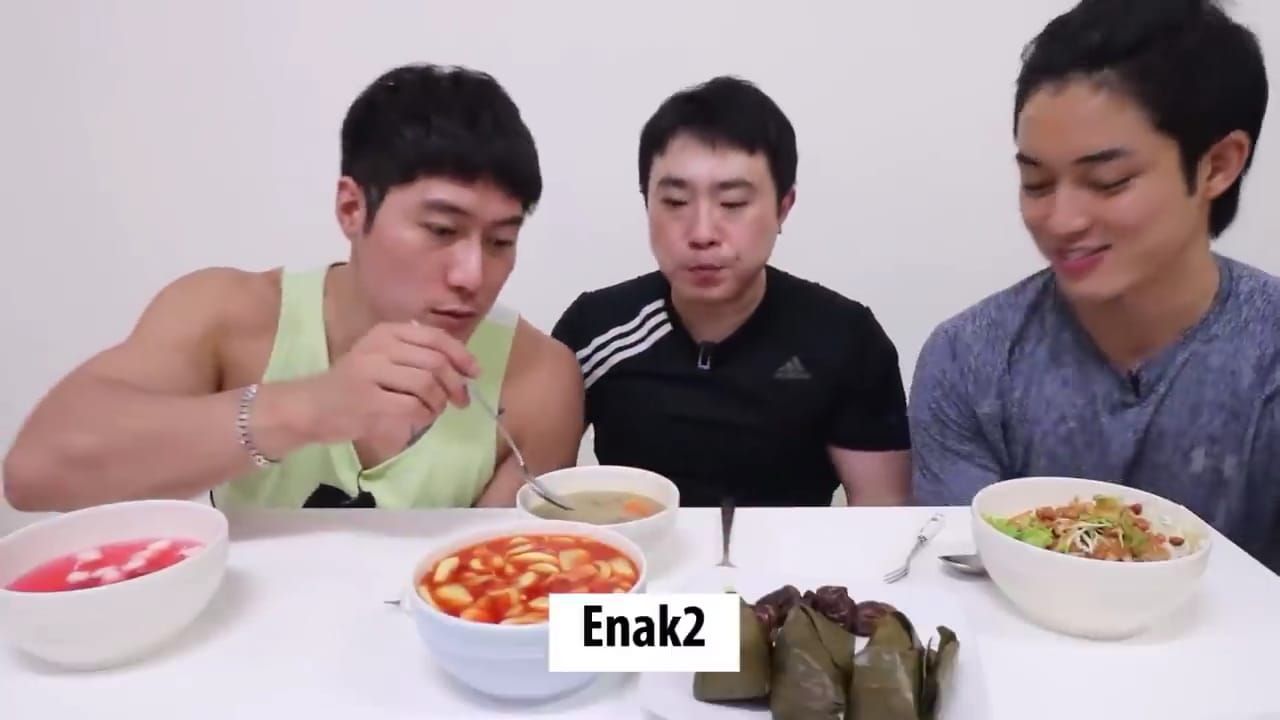 Seru! Oppa-Oppa Korea Ini Coba Takjil untuk Pertama Kalinya