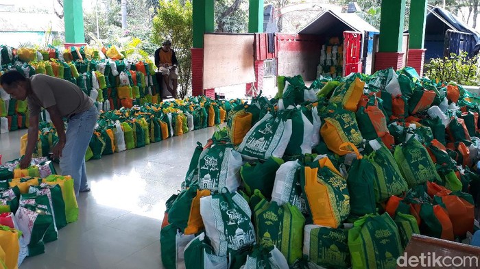 Paket Bansos Dibagikan ke Personel Pemutus Rantai COVID-19 Bojonegoro