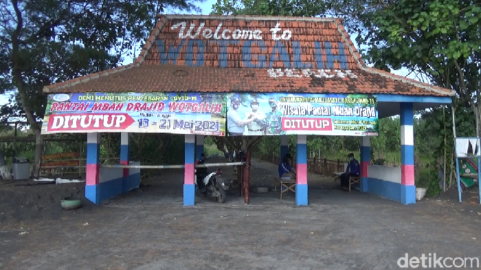 Pemkab Lumajang menutup semua tempat wisata selama libur Lebaran. Seperti yang disampaikan Bupati Lumajang Thoriqul Haq di kantornya.