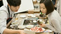 Aktris bertubuh mungil ini sedang di restoran BBQ. Tampak ia akan menyantap sepiring daging lembaran di hadapannya. Foto: Instagram parkboyoung___