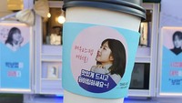 Untuk drama Doom At Your Service, Park Bo Young menerima banyak dukungan dari fans dan kerabat. Salah satunya aktor Park Jung Min yang mengirimkan coffee truck cute ini. Foto: Instagram parkboyoung___