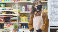 Dalam salah satu adegan drama, aktris 31 tahun ini bekerja sebagai penjaga toko. Ia terlihat mengenakan masker dan celemek saat ‘bertugas’. Foto: Instagram parkboyoung___