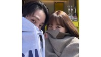 Park Bo Young menerima dukungan food truck nih! Ia berpose di depannya bareng aktor Lee Soo Hyuk. Mereka kompak pose tanpa memperlihatkan mulut. Foto: Instagram parkboyoung___