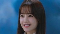 Sosok karakter yang diperankan Park Bo Young terlibat asmara dengan Seo In Guk yang menjadi Myul Mang di sini. Adu akting keduanya mencuri perhatian sejak drama ini ditayangkan Senin (10/5). Foto: Instagram parkboyoung___