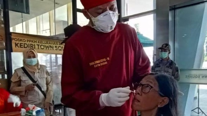Parkir Liar Diteribkan, Pengunjung Mal Jalani Rapid Tes COVID-19