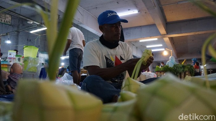 Pedagang bungkus ketupat di Bandung dulang rezeki jelang lebaran