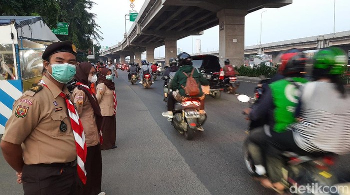 Pelajar di Bekasi sukarela membantu polisi menyekat pemudik (Rahmat Fathan/detikcom)