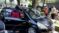 Kejadian itu bermula ketika pengemudi yang tidak menyebutkan namanya itu melintas dari arah barat. Setibanya di Pospam Faroka, mobil pun dihentikan oleh petugas dan dilakukan pemeriksaan. Petugas pun menanyakan mengenai tujuan dan juga kelengkapan surat-surat sebagai syarat melakukan perjalanan. Dalam kondisi tersebut, sang pengemudi masih berada di dalam mobil dan terlihat panik. Tidak sadar, ia melepaskan pedal rem hingga mobil tetap melaju.