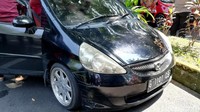 Saking paniknya, pemobil wanita itu hingga lupa mengerem mobil dan nyaris menabrak Kasat Narkoba Polresta Solo Kompol M Rikha Zulkarnaen yang ada di lokasi. Beruntung wanita tersebut bisa mengendalikan mobil Honda Jazz berpelat nomor luar kota yang dikendarainya dan hanya mengenai median jalan.