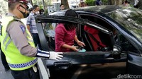 Seorang pengemudi mobil atau pemobil wanita terlihat panik saat mengetahui ada pemeriksaan kendaraan di Pospam Faroka, Solo, pagi tadi, Selasa (11/5/2021).  