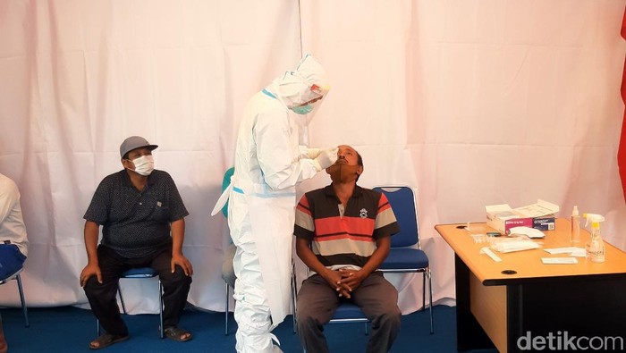 Pemudik menjalani swab tes antigen di rest area 429, Kabupaten Semarang.