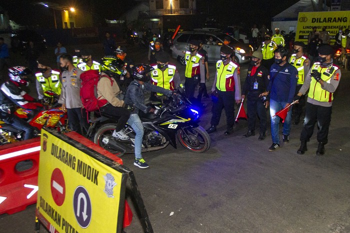 Pemudik sepeda motor terjebak kemacetan saat melintasi posko penyekatan mudik di jalur Pantura Patokbeusi, Subang, Jawa Barat, Selasa (11/5/2021) dini hari. Petugas gabungan memutar balik pemudik yang melintasi jalur pantura Subang pada H-2 jelang Hari Raya Idul Fitri 1442 H. ANTARA FOTO/M Ibnu Chazar/wsj.
