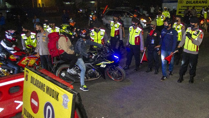 PEMUDIK MOTOR TERJEBAK KEMACETAN DI SUBANG Pemudik sepeda motor terjebak kemacetan saat melintasi posko penyekatan mudik di jalur Pantura Patokbeusi, Subang, Jawa Barat, Selasa (11/5/2021) dini hari. Petugas gabungan memutar balik pemudik yang melintasi jalur pantura Subang pada H-2 jelang Hari Raya Idul Fitri 1442 H. ANTARA FOTO/M Ibnu Chazar/wsj.