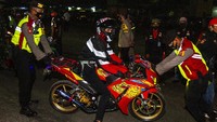 Petugas gabungan menghalau pemudik yang nekat menerobos posko penyekatan mudik di jalur Pantura Patokbeusi, Subang, Jawa Barat. Kapolres Garut AKBP Adi Benny Cahyono membenarkan, banyak kendaraan luar Garut yang terjaring operasi penyekatan kemudian diputarbalikkan ke daerah asal pemberangkatan karena diketahui hendak mudik ke Garut dan daerah lainnya seperti Tasikmalaya.